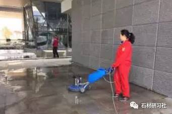 從地面到餐桌 家政服務(wù)如何借鑒專(zhuān)業(yè)廣場(chǎng)清洗方案打造極致清潔體驗(yàn)